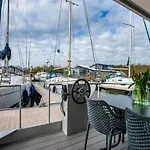 Beautiful Apartment With Marina View